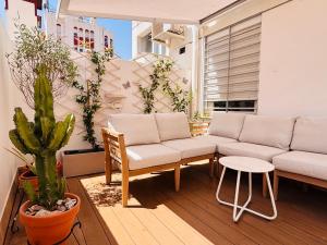 Apartment with private Terrace, Kingsize Bed, Highspeed-Wifi & AC