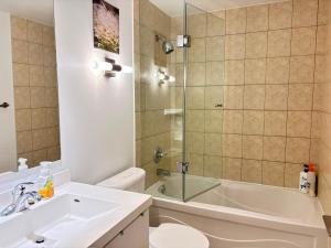 Home stay - Room with Yonge Street view and 3 Star Hotel Amenities