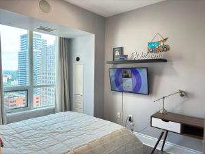Home stay - Room with Yonge Street view and 3 Star Hotel Amenities