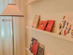 5-minute walk to Cheongdam Station,close to Gangnam and COEX, accommodates 5 people,20 minutes to Itaewon