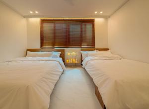 5-minute walk to Cheongdam Station,close to Gangnam and COEX, accommodates 5 people,20 minutes to Itaewon