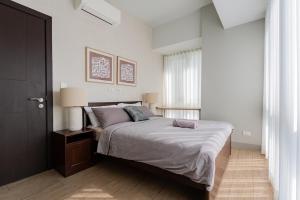 Uptown BGC Views - Spacious 1BR - Sofabed - Washer