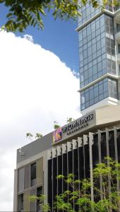 Uptown BGC Views - Spacious 1BR - Sofabed - Washer