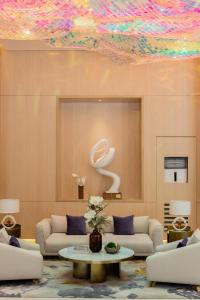 Uptown BGC Views - Spacious 1BR - Sofabed - Washer