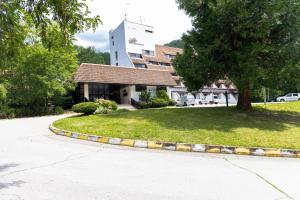 Everest Hotel