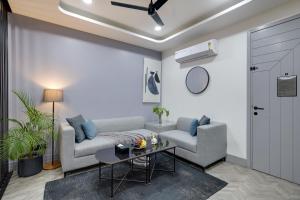 BedChambers Luxury Apartment Near Golf course Road