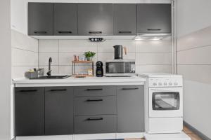 Central Cozy 3BR with Balcony & Free Parking