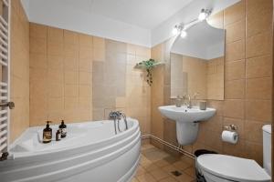 Central Cozy 3BR with Balcony & Free Parking
