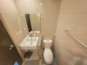 Uptown Parksuites King Suite close to Uptown Malls Grand Hyatt Manila Mitsukoshi St Lukes