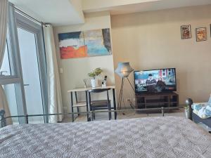 Uptown Parksuites King Suite close to Uptown Malls Grand Hyatt Manila Mitsukoshi St Lukes