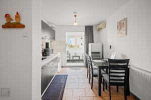 Central Cozy 3BR with Balcony & Free Parking