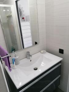 Large studio rental with pool en 1ere ligne de mer