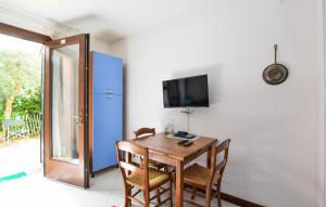 1 Bedroom Gorgeous Apartment In Arquà Petrarca