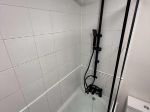 Refurbished two-floor flat in central Guildford sleeps 6