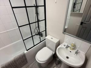 Refurbished two-floor flat in central Guildford sleeps 6