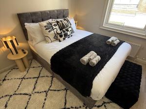 Refurbished two-floor flat in central Guildford sleeps 6