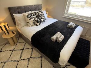 Refurbished two-floor flat in central Guildford sleeps 6
