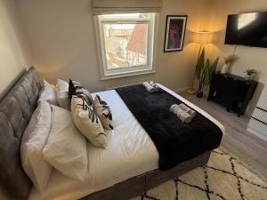 Refurbished two-floor flat in central Guildford sleeps 6