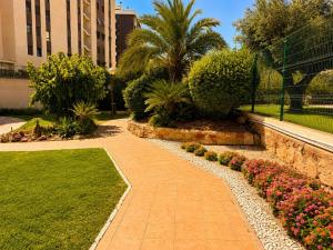 Spacious 2BR Pool Parking Near the Beach