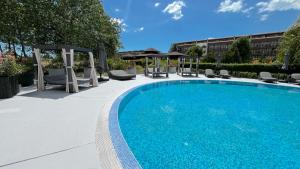 Modern Apartment near Cacao Beach, Pool - balcony 4 Guests