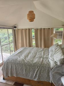 A private offgrid glass mountain cabin Accessible by ATV With Starlink Wi-Fi and panoramic views