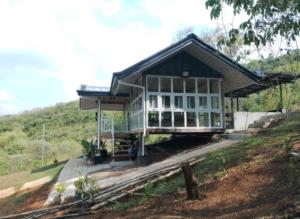 A private offgrid glass mountain cabin Accessible by ATV With Starlink Wi-Fi and panoramic views