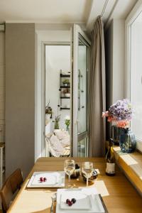 Studio with AC, projector, loggia, Palace view by PolandBnB