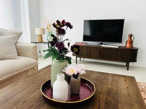 Brand New XL Terrace 2 Bedrooms 2 Bathrooms Pool Parking