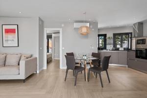 Suite 415 Modern living, two terraces & sea views