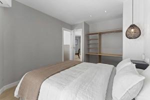 Suite 415 Modern living, two terraces & sea views