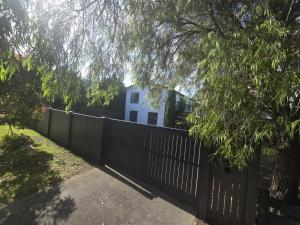 5 Bed Room Beachside Family Home - 50m to Beach