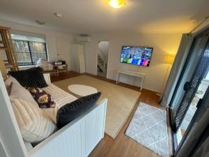 5 Bed Room Beachside Family Home - 50m to Beach