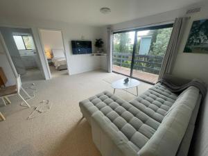 5 Bed Room Beachside Family Home - 50m to Beach