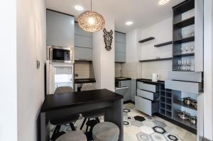 6-52 New York, Antonovycha 74, Kyiv centre, Olimpiiska metro nearby, stunning city view, Petrovdom Apartment