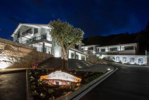 Hillside House Residence