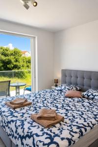 Apartments Mariner with heated pool