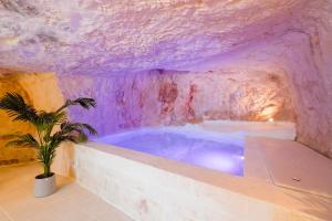 MASSERIA GROTTA ANTICA 6&2, Emma Villas