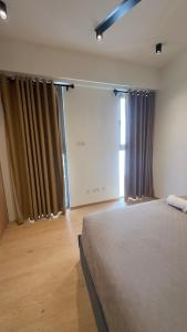 Luxury comfy 1 Room with pool near airport