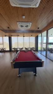 Luxury comfy 1 Room with pool near airport