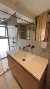 Luxury comfy 1 Room with pool near airport