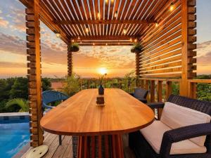 Coastline VIlla with Pool - 5 mins to Beach and local amenities