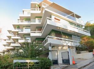 Luxurious 2-Bed Seaside Apartment in Saronida