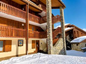 Valmorel Studio Skis aux pieds