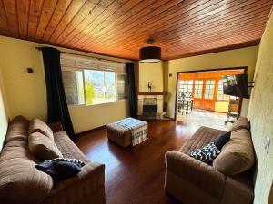 Casa com Piscina, Lareira e Churrasqueira