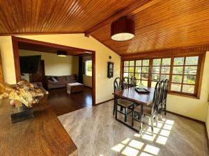 Casa com Piscina, Lareira e Churrasqueira