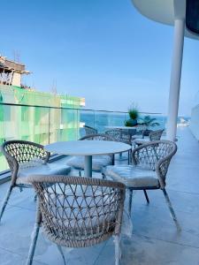 Luxury Studio with amazing Rooftop pool near the beach
