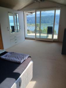 Zimmer mit Panoramablick auf den Zürichsee mit eigenes Bad und Terassenzugang