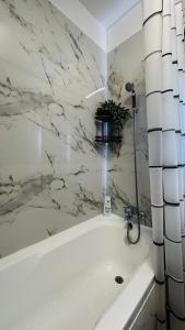 BYA Forest View Studio with Balcony
