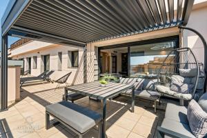 Stunning Penthouse with Rooftop terrace & Pool