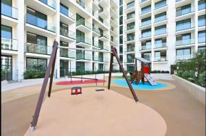 Vogue Vacation Homes, JVC Binghatti Phoenix near Circle Mall, One Bedroom Apartment with Balcony and Access toAmenities